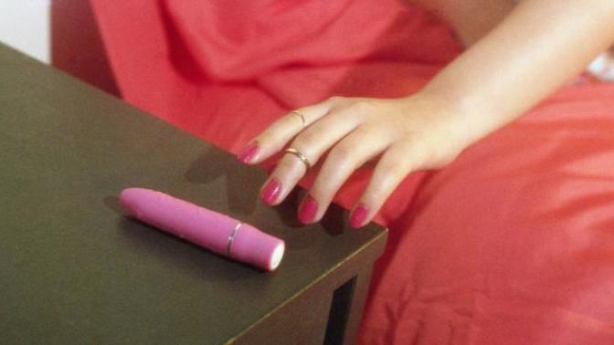 Misafirliğe gittiğiniz evde ellerinizi yıkamak için gittiğiniz banyoda vibratör görseniz ev sahibi hakkında ne düşünürdünüz?