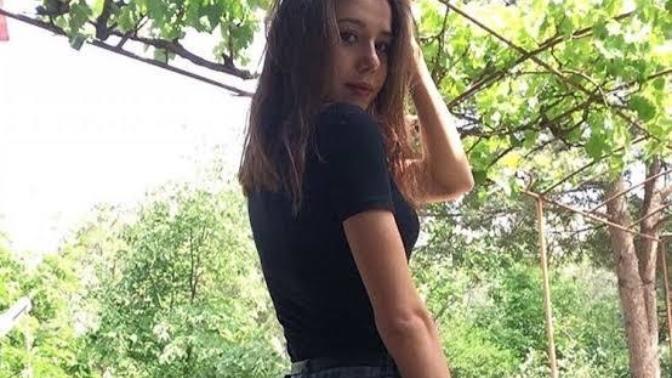 Bayanların sırtı dönük foto çekinmesinin sebebi ne?