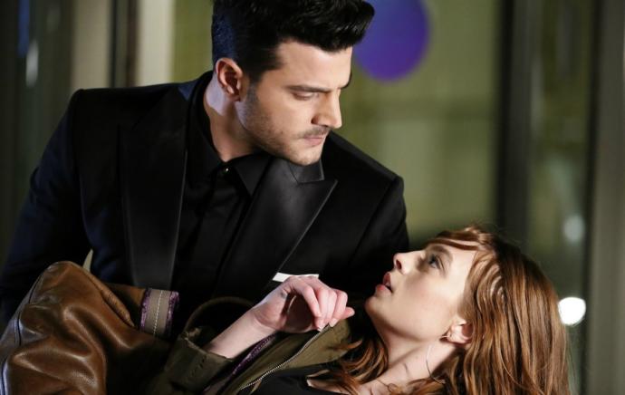 Leke dizisi başrol oyuncuları: Melis Sezen ve Burak Sevinç