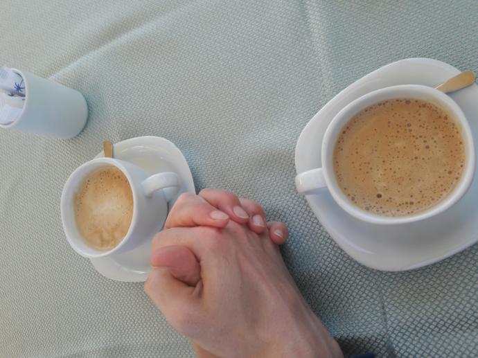 Aşk ile içilen kahve mi yalnız içilen kahve mi daha tatlıdır?