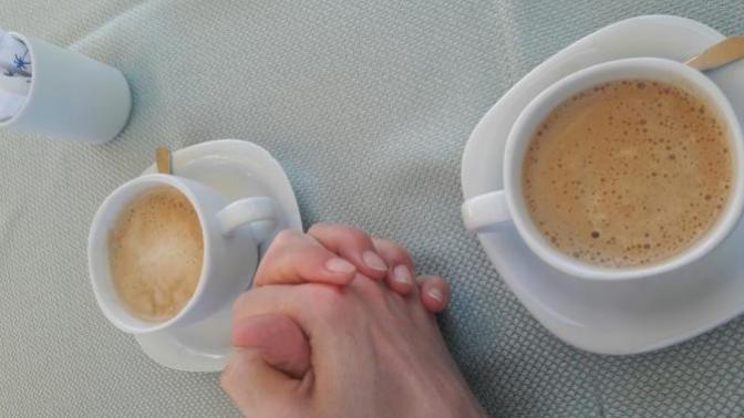 Aşk ile içilen kahve mi yalnız içilen kahve mi daha tatlıdır?