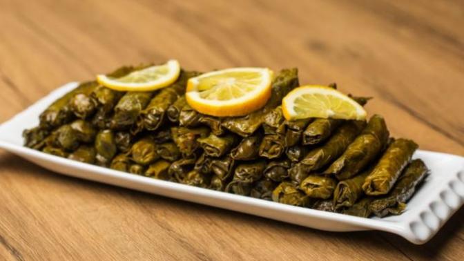 Yeni koparılmış asma yaprakları tuzlu suda bekletilmeli mi yoksa sıcak su içerisinde kaynattıktan sonra kullanılabilir mi?