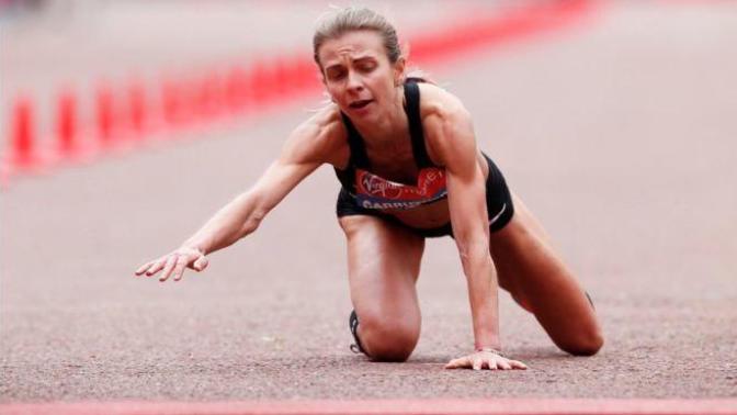 Londra maratonunda kasları kilitlenen atlet, yarışı emekleyerek bitirdi. Peki sen yarım kalan işlerin insanı mısın?