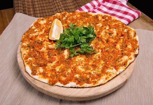 Lahmacunun içine katılan malzemeleri bilseniz yine de yemeye devam eder miydiniz?