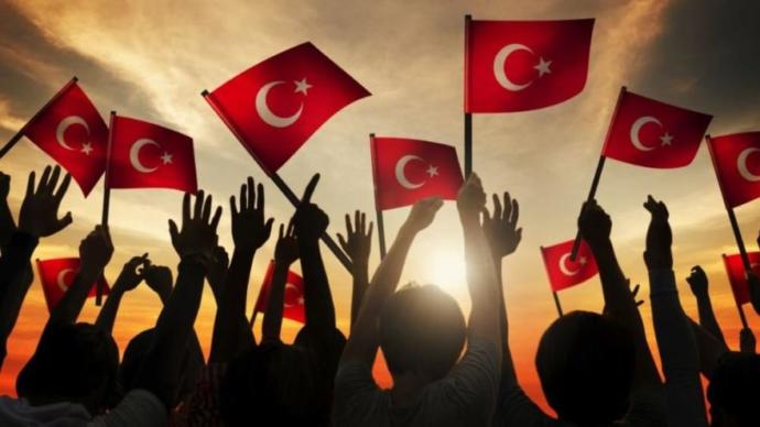 Bugün 3 mayıs Dünya Türkçülük Günü. Yeniden dünyaya gelsen yine Türk doğmak ister miydin? Türklük duygusu sana ne ifade ediyor?