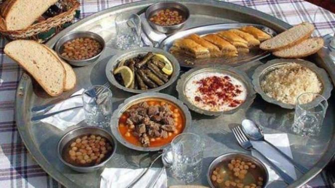 Yerde mi yemek yersiniz masada mı? Masada yemek yemek zararlı mı?