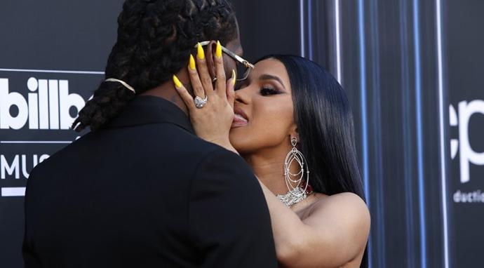 Cardi-B’den sevgilisine uluorta seksi öpücük! Sen sevgilinle herkesin içinde öpüşür müsün?
