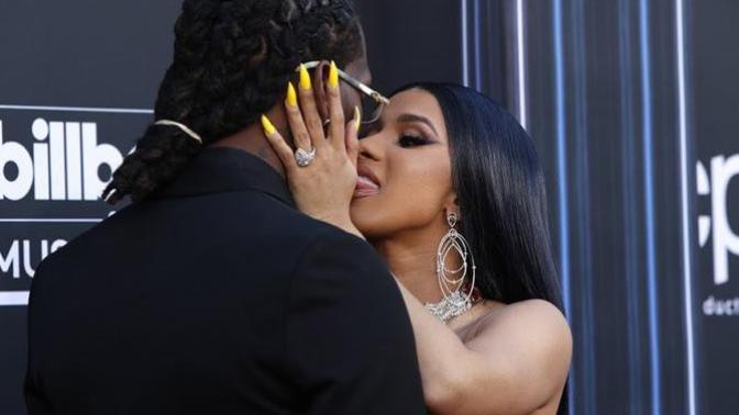 Cardi-B’den sevgilisine uluorta seksi öpücük! Sen sevgilinle herkesin içinde öpüşür müsün?