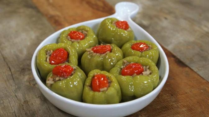 Türk mutfağında yöresel zeytinyağlı dolma yapılırken hangi malzeme kullanılmaz?