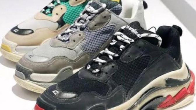 Balenciaga ayakkabılar traktör tekerleği gibi değil mi?