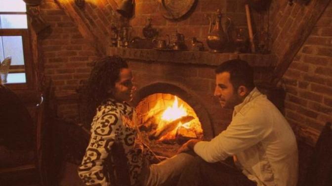 Sevmek bir muma ateş olmak mı yoksa yanan bir mum söndürmek midir?