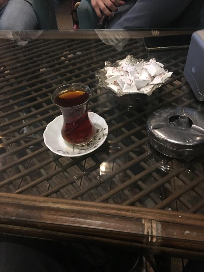 Arkadaşlarla nargile içiyoruz dicem de ben içmiyorum haz almıyorum