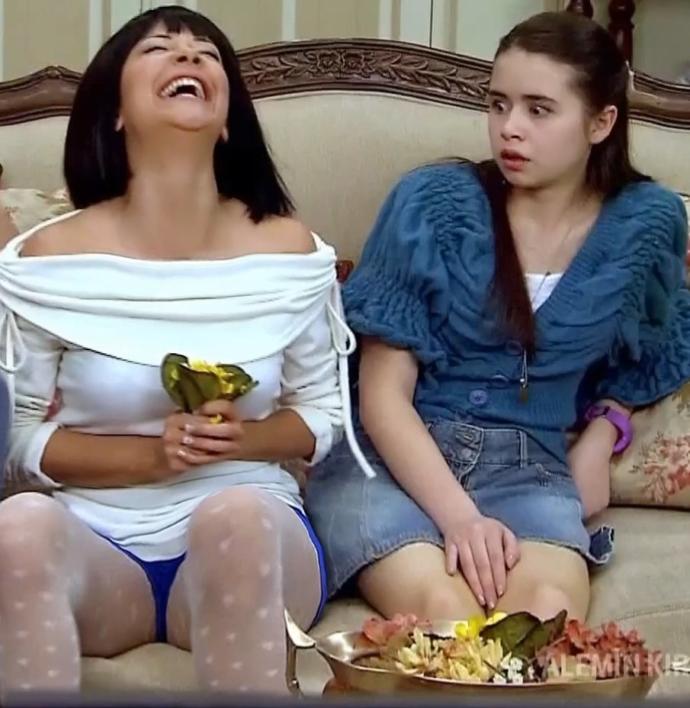 Julide Mermercin çok tatlı eğlenceli bir ''bitch'' değil mi?