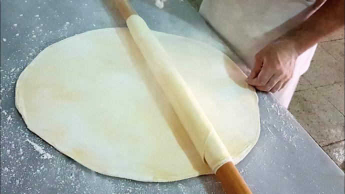 Baklava hamurunun yoğrulduktan sonra dinlendirilme nedeni nedir?
