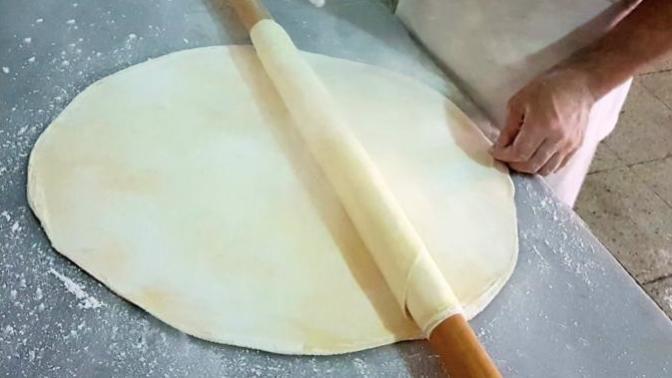 Baklava hamurunun yoğrulduktan sonra dinlendirilme nedeni nedir?