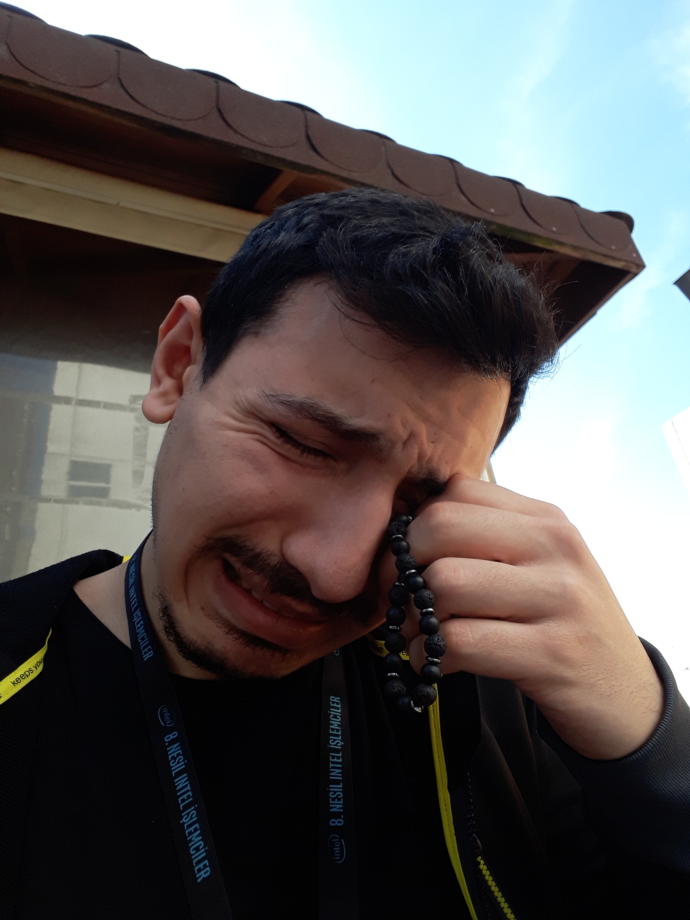 Çiçekle poz veren erkekler kılıbık mıdır?