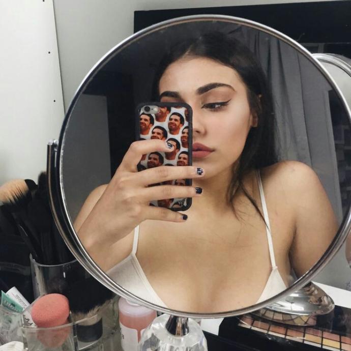 Sürekli aynaya bakan sevgili mi yoksa selfie çeken sevgili mi daha çekilmezdir?