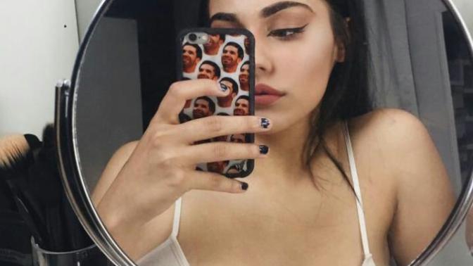 Sürekli aynaya bakan sevgili mi yoksa selfie çeken sevgili mi daha çekilmezdir?