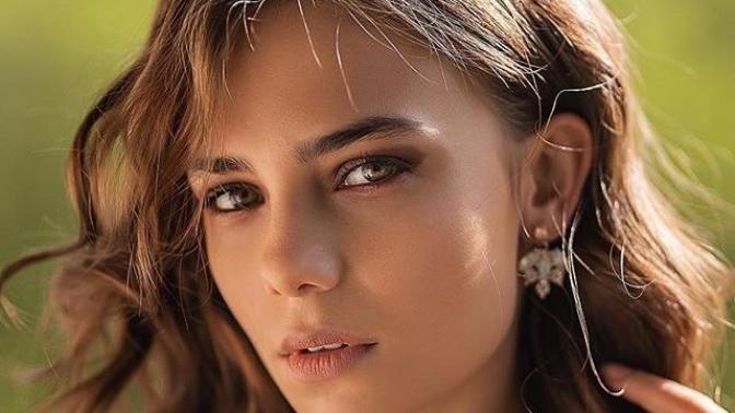 Bahar şahinin saç rengi ne?