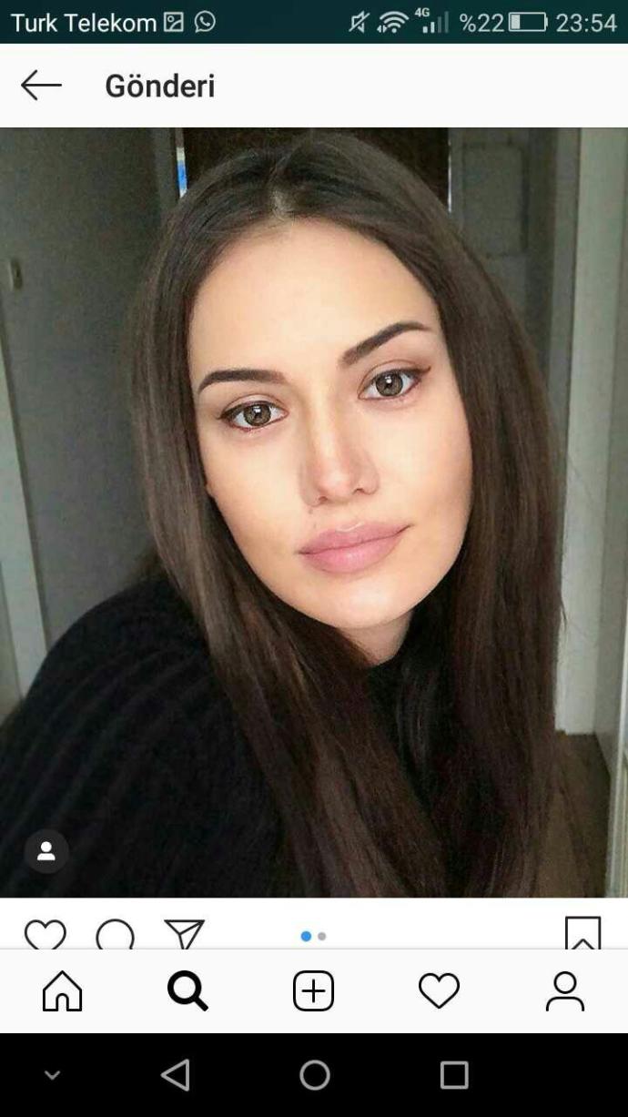 Beyaz tenliyim tenim aşırı beyaz sizce simsiyah saç mı yoksa kahverengi mi yapayım? Ya da koyu kahverengi?