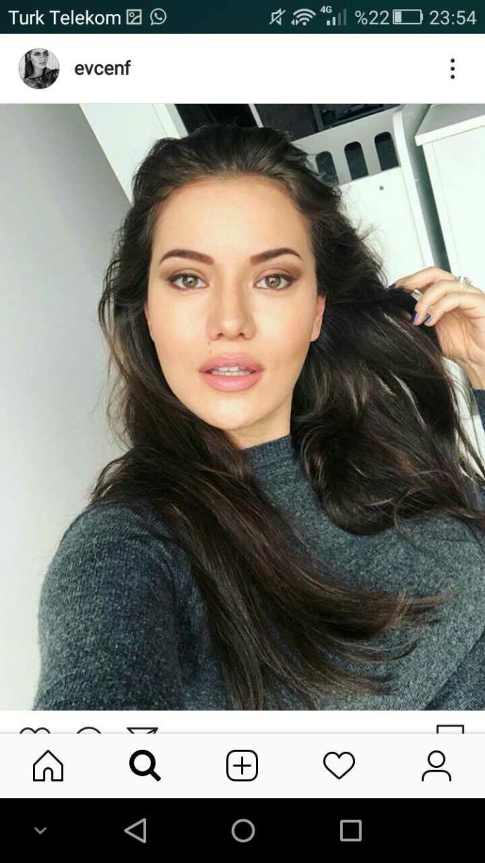 Beyaz tenliyim tenim aşırı beyaz sizce simsiyah saç mı yoksa kahverengi mi yapayım? Ya da koyu kahverengi?
