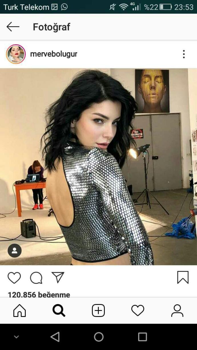 Beyaz tenliyim tenim aşırı beyaz sizce simsiyah saç mı yoksa kahverengi mi yapayım? Ya da koyu kahverengi?