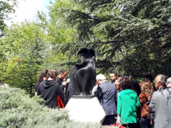 Mansur Yavaş ın ankaraya diktiği Pagan heykelinin neye benzediğini çözen var mı?
