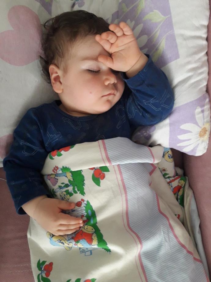 Yeğenim uyurken fotoğrafını çektim instagramda storye aticam ne yazsam sizce?🤔🤔😂😂😂?