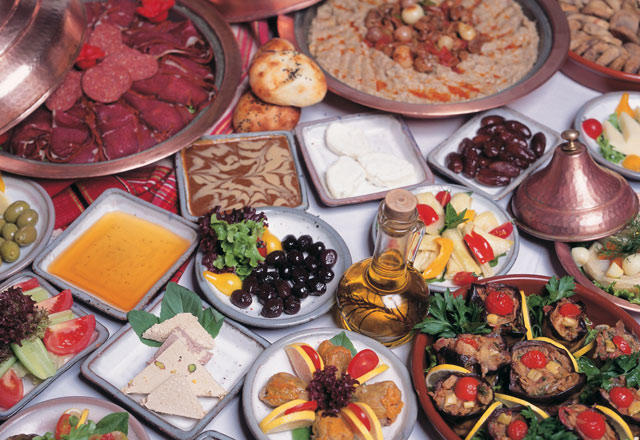 Ramazan'da İftara misafir davet edildiğinde sofrada en az kaç çeşit yemek olmalı?