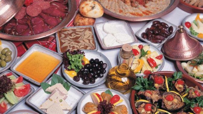 Ramazan'da İftara misafir davet edildiğinde sofrada en az kaç çeşit yemek olmalı?