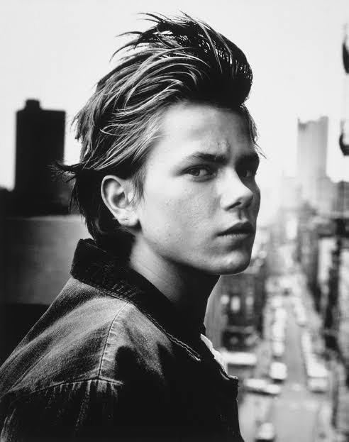 Merhum River Phoenix gelmiş geçmiş en yakışıklı erkek değil mi sizce de?