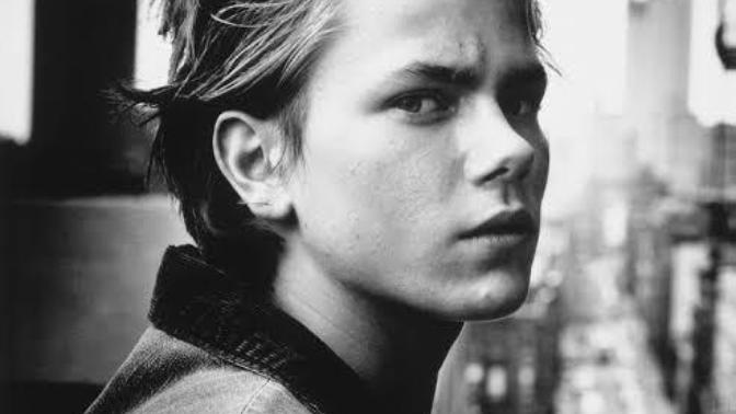Merhum River Phoenix gelmiş geçmiş en yakışıklı erkek değil mi sizce de?