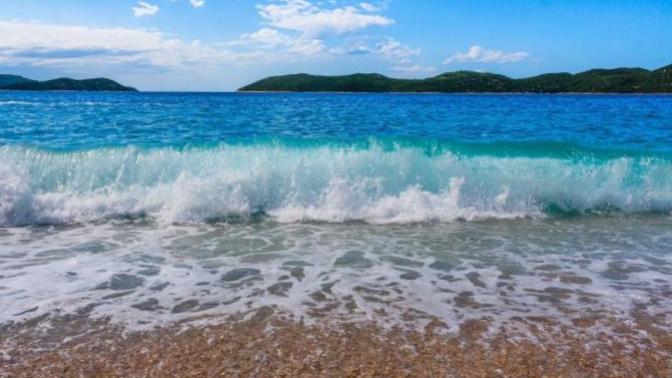 Dalgalı deniz ile kıyıda oyun oynamak mı yoksa sakin suda dibe dalmak mı daha çok ilgini çeker?