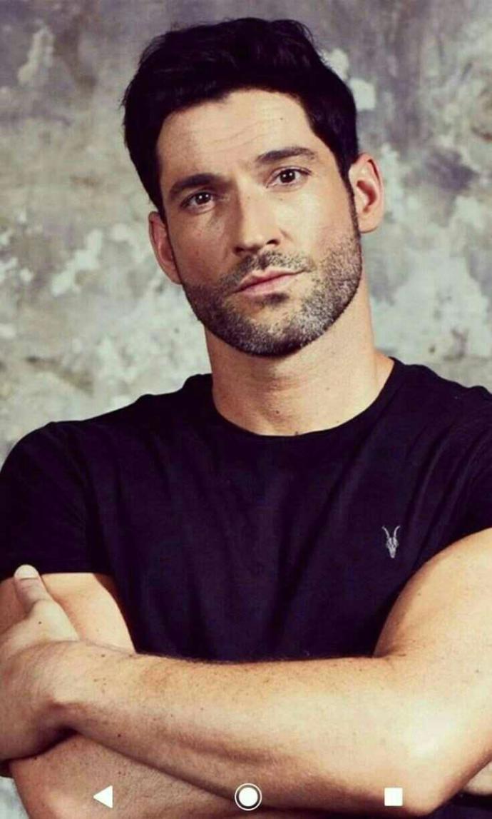 Tom Ellis sizce de çok yakışıklı değil mi?