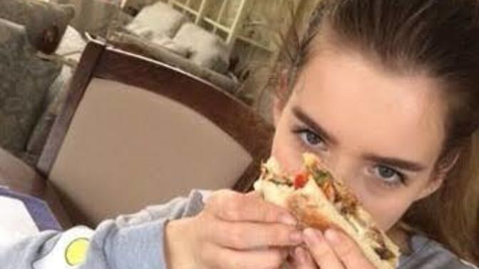 Yemek yiyen kız itici geliyor?