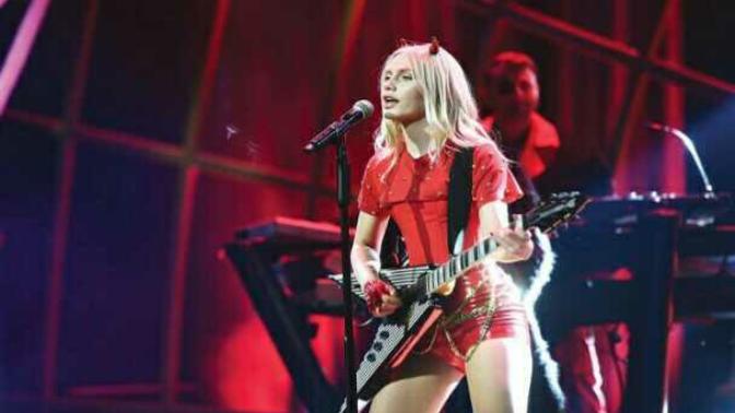 Aleyna Tilki'nin konser kıyafetini beğendiniz mi?