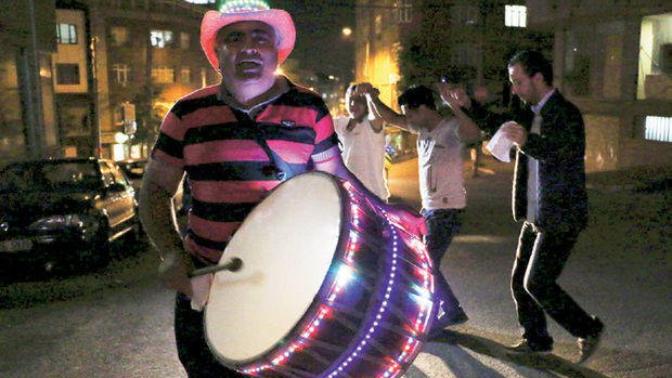 Ramazan davulcusu olsaydınız kendinize has hangi maniler ile sahura kaldırırdınız?