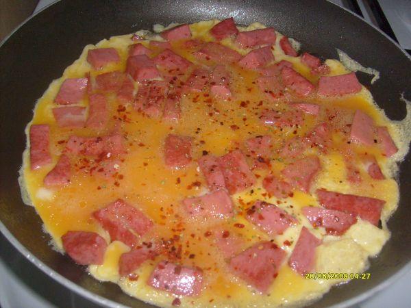 Sahura hangisi yakışır? Pastırmalı yumurta mı salamlı yumurta mı?