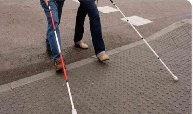 Görme engelli bir kişi kırmızı/beyaz renkli baston taşıyorsa bunun, ayrıca işitme sorunu olduğu anlamına geldiğini biliyormuydnz?