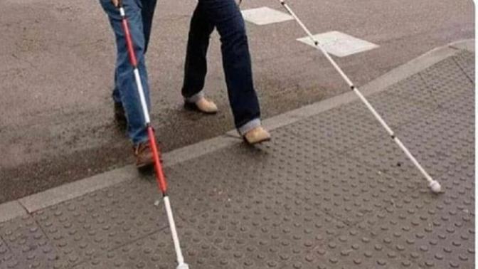 Görme engelli bir kişi kırmızı/beyaz renkli baston taşıyorsa bunun, ayrıca işitme sorunu olduğu anlamına geldiğini biliyormuydnz?