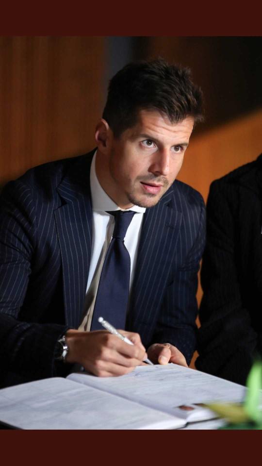 Emre Belözoğlu yakışıklılığına ne dersiniz?