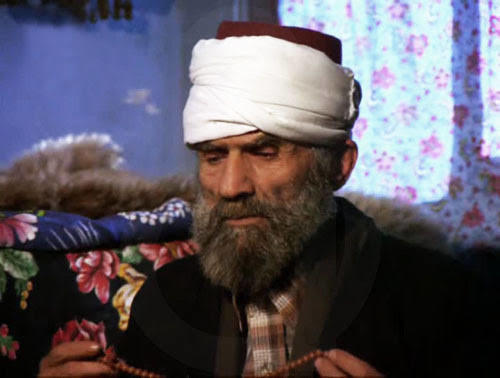 Dizilerde, filmlerde falan hocalar neden üçkağıtçı ve düzenbaz olarak gösteriliyor?