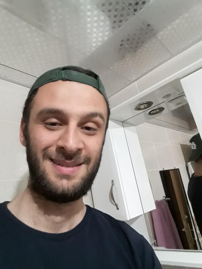 Kızlar böyle çenesi olanlar çok mu çekici?
