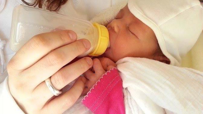 Anne sütü ile beslenen bebek ve mama ile beslenen bebek arasındaki farklar nelerdir?