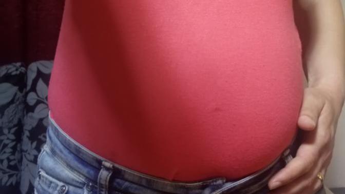 Kızlar, sizce burada kaç aylık hamile gibi duruyorum ve göbeğimin şeklinden cinsiyet tahmini yapabilir misiniz?