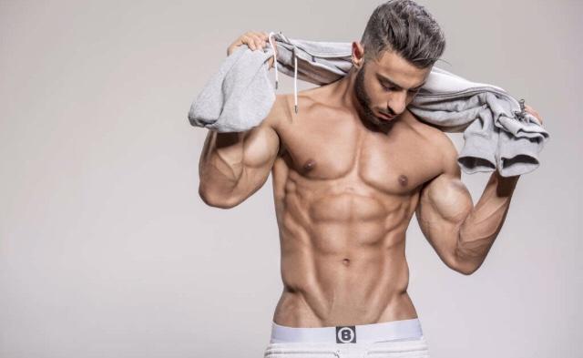 Bir erkeğe yakışıklı diyebilmek için hangi özelliği taşıması şarttır?