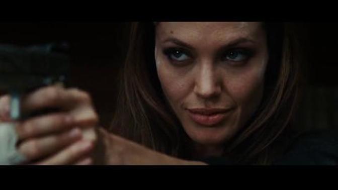 Angelina Jolie'nin mermiye falso attirip 360 derece dondurerek kendiyle beraber 7 kisiyi oldurmesi?