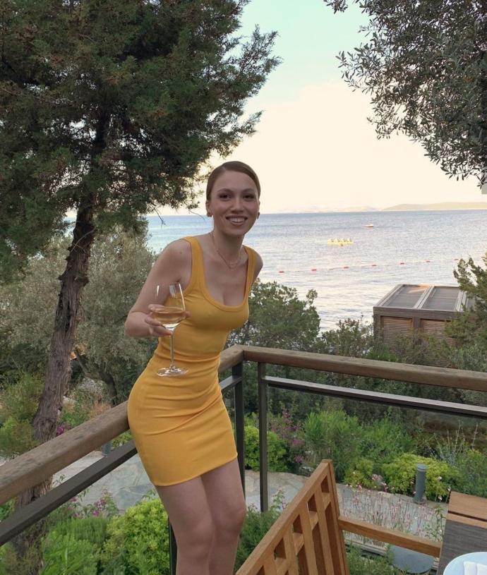 Sütyensiz foto atmak etik midir?