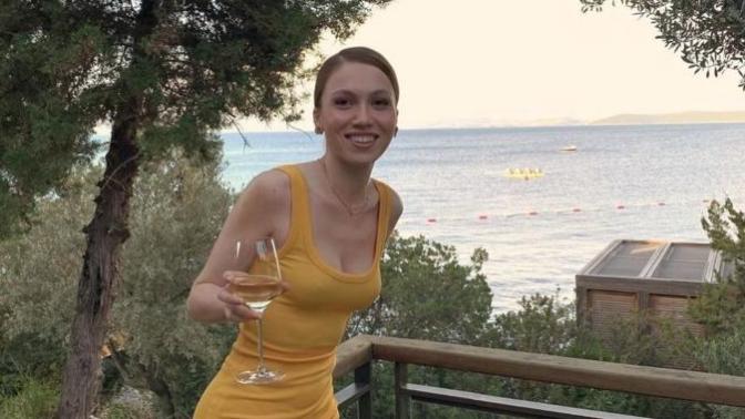 Sütyensiz foto atmak etik midir?