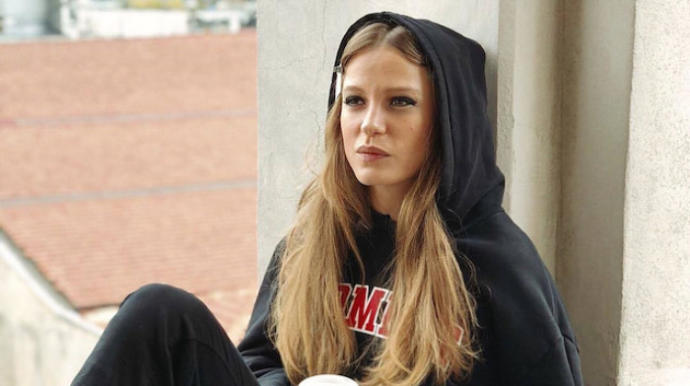 Serenay Sarıkaya'nın saç rengi nedir?